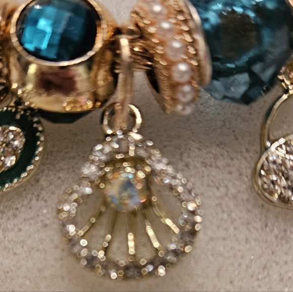 Elegant Gold and Green Charm Bracelet - Picture 3 of 5